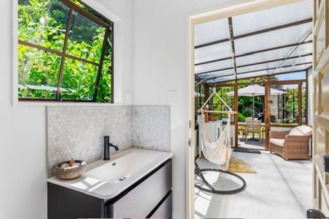 Photo of property in 261 Te Moana Road, Waikanae, 5036