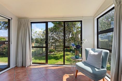 Photo of property in 25 Tobys Way, Waikanae Beach, Waikanae, 5036