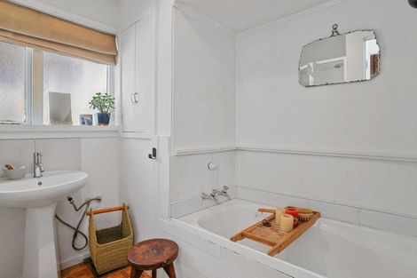 Photo of property in 84 Moncks Spur Road, Redcliffs, Christchurch, 8081