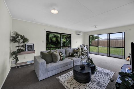 Photo of property in 118 Riversdale Drive, Merrilands, New Plymouth, 4312