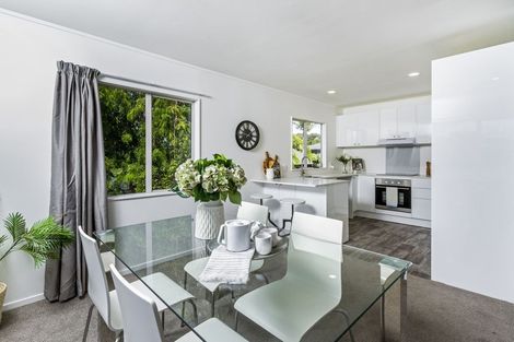 Photo of property in 2/13 Valecrest Place, Bayview, Auckland, 0629