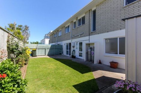 Photo of property in 2/498 Devon Street East, Strandon, New Plymouth, 4312