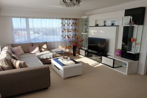 Photo of property in 2/182 Chivalry Road, Glenfield, Auckland, 0629