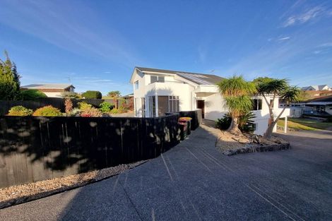 Photo of property in 23 Elsted Place, Goodwood Heights, Auckland, 2105
