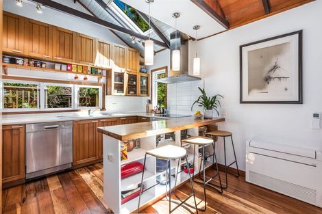 Photo of property in 21 Ferry Road, Days Bay, Lower Hutt, 5013