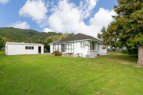 Photo of property in 5 Derwent Street, Wainuiomata, Lower Hutt, 5014