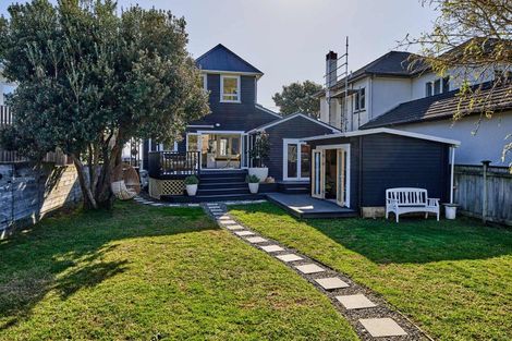 Photo of property in 147 Marine Parade, Eastbourne, Lower Hutt, 5013