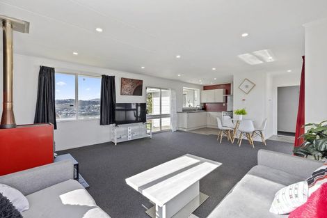 Photo of property in 124 Gloaming Hill, Titahi Bay, Porirua, 5022