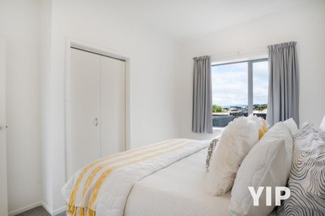 Photo of property in 4b Sunhaven Drive, Newlands, Wellington, 6037