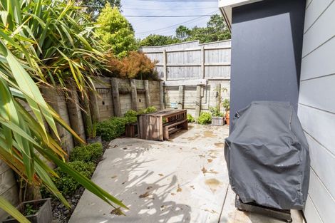 Photo of property in 41 Glanmire Road, Newlands, Wellington, 6037