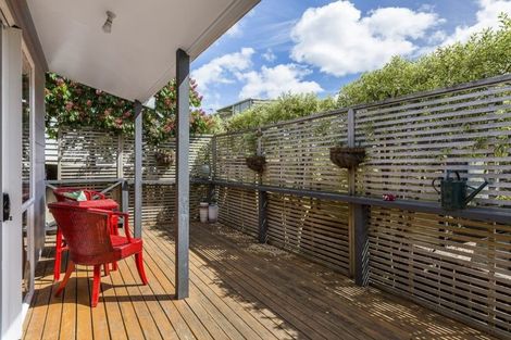 Photo of property in 2/39 Fairmount Road, Titirangi, Auckland, 0604