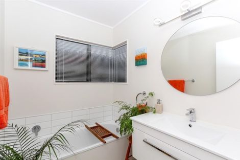 Photo of property in 10 Frank Frethey Place, Highlands Park, New Plymouth, 4312