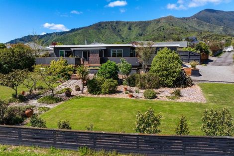 Photo of property in 11 Glentui Place, Waikawa, Picton, 7220