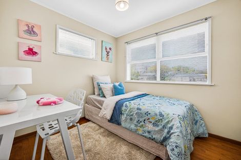 Photo of property in 12 Firle Place, Green Bay, Auckland, 0604