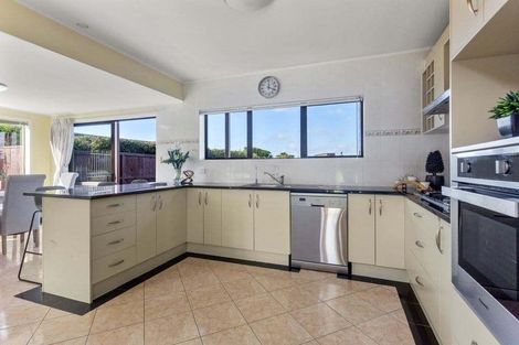 Photo of property in 35 Chatswood Grove, Chatswood, Auckland, 0626