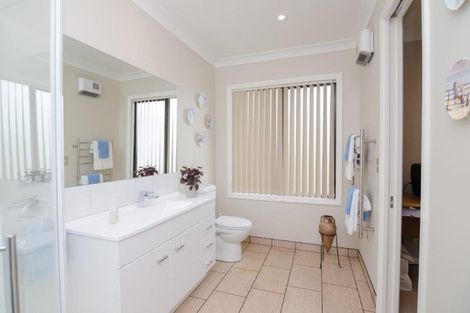 Photo of property in 6 Eagle Place, Martinborough, 5711