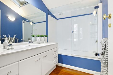 Photo of property in 18 North Terrace, Kelburn, Wellington, 6012