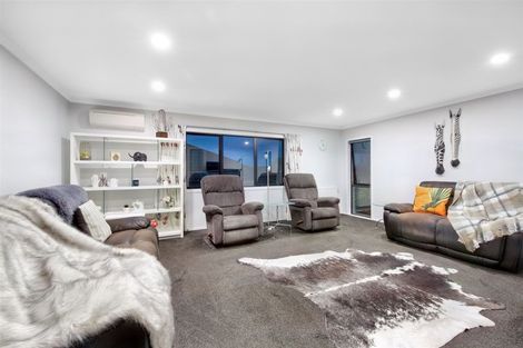 Photo of property in 4 The Fjord, Aotea, Porirua, 5024