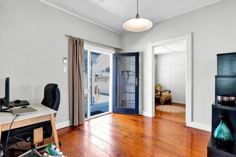 Photo of property in 23 Belt Road, Moturoa, New Plymouth, 4310