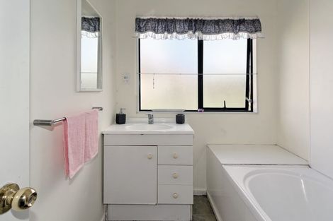 Photo of property in 13 Landow Place, Henderson, Auckland, 0612