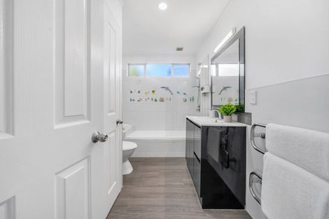 Photo of property in 2 Lockington Avenue, Henderson, Auckland, 0612