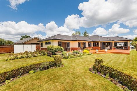 Photo of property in 16 Sycamore Crescent, Fitzherbert, Palmerston North, 4410