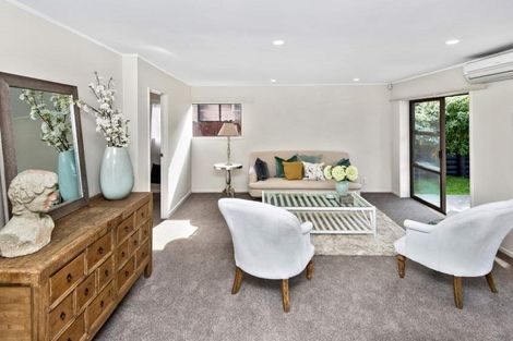 Photo of property in 17 Voltaire Court, Botany Downs, Auckland, 2010