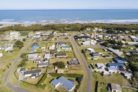 Photo of property in 18 Te Kiri Street, Himatangi Beach, Foxton, 4891