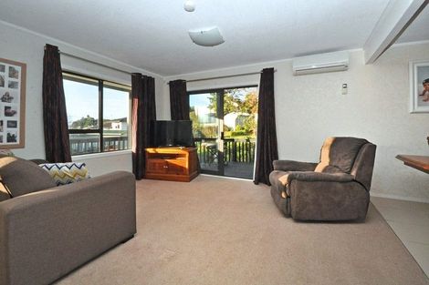 Photo of property in 2/8 Sunward Rise, Glenfield, Auckland, 0629