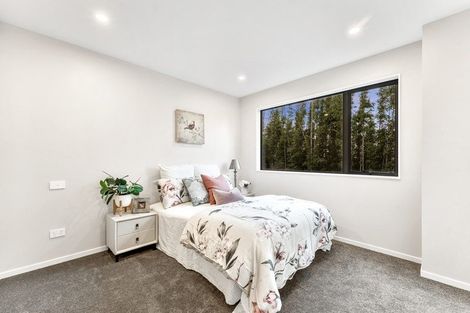 Photo of property in 17 Don Oliver Lane, Glen Eden, 0602