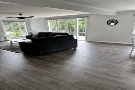 Photo of property in 114 Pinehaven Road, Pinehaven, Upper Hutt, 5019