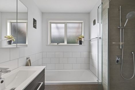 Photo of property in 25 Waiwera Place, Merrilands, New Plymouth, 4312