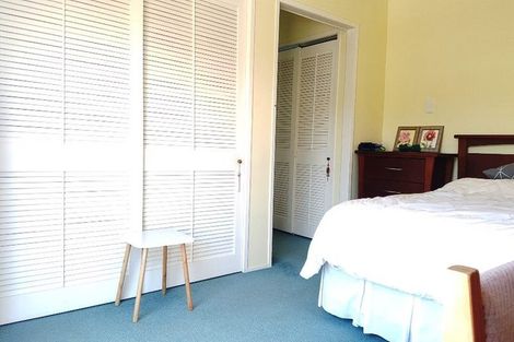 Photo of property in 38 Deverell Place, Northcross, Auckland, 0632