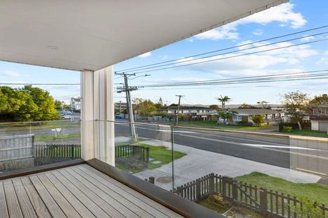 Photo of property in 2/113 Te Atatu Road, Te Atatu South, Auckland, 0610