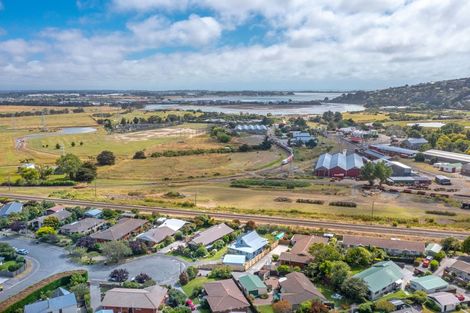 Photo of property in 11 Warner Place, Heathcote Valley, Christchurch, 8022