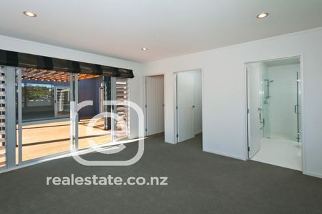 Photo of property in 62 Rising Parade, Fairview Heights, Auckland, 0632
