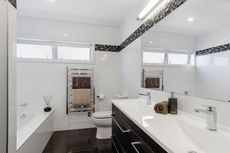 Photo of property in 31a Beechwood Road, Rothesay Bay, Auckland, 0630