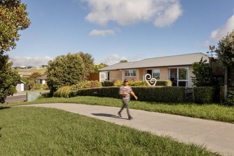Photo of property in 17 Lynley Park Drive, Omokoroa, 3114