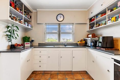 Photo of property in 17 Sealy Road, Torbay, Auckland, 0630