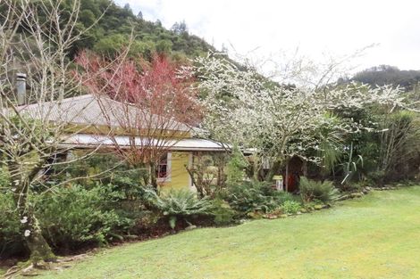 Photo of property in 25 Andersen Street, Blacks Point, Reefton, 7830