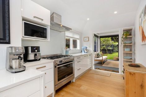 Photo of property in 70 Selwyn Crescent, Forrest Hill, Auckland, 0620