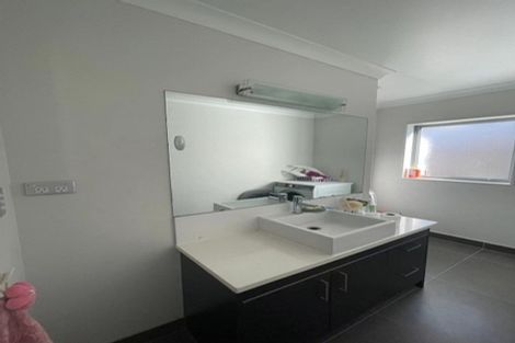 Photo of property in 30 Namsan Close, Fairview Heights, Auckland, 0632
