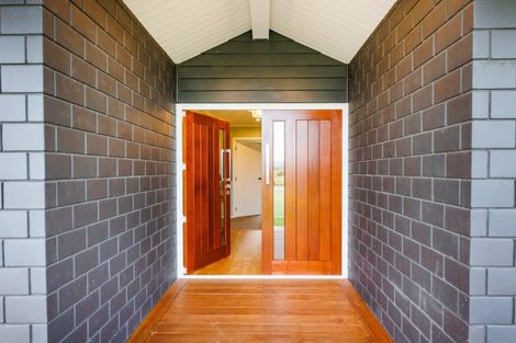 Photo of property in 21 Loveston Lane, Kelvin Grove, Palmerston North, 4470