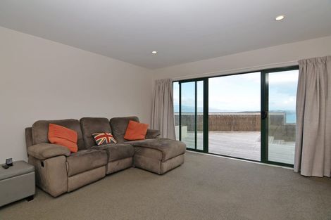 Photo of property in 6a Sunhaven Drive, Newlands, Wellington, 6037