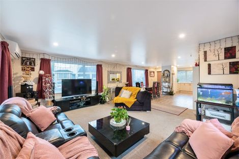 Photo of property in 2 Manatu Lane, Kelston, Auckland, 0602