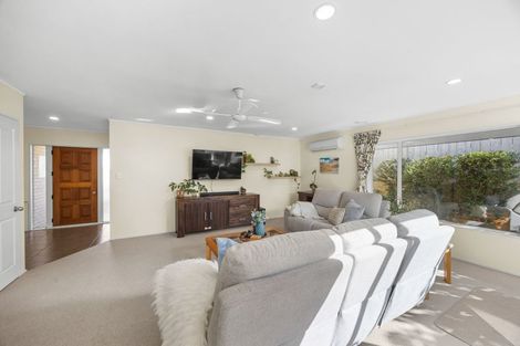 Photo of property in 2/12 Pat O'connor Place, Manurewa, Auckland, 2105