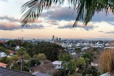 Photo of property in 13 Oki Place, Glenfield, 0629