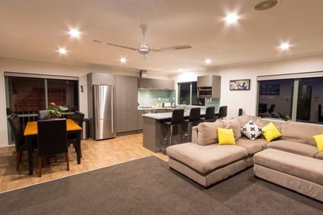 Photo of property in 8a Edgware Road, West Harbour, Auckland, 0618