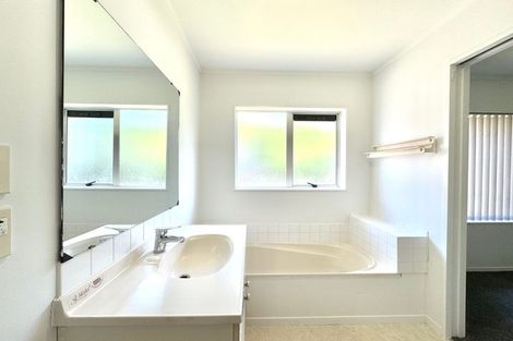 Photo of property in 17 Horlicks Place, Randwick Park, Auckland, 2105