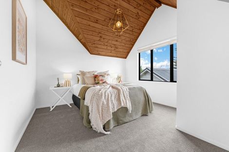 Photo of property in 12 Cleve Road, Green Bay, Auckland, 0604